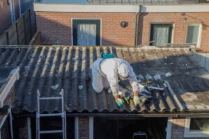Professionelle Entfernung eines Asbestdachs