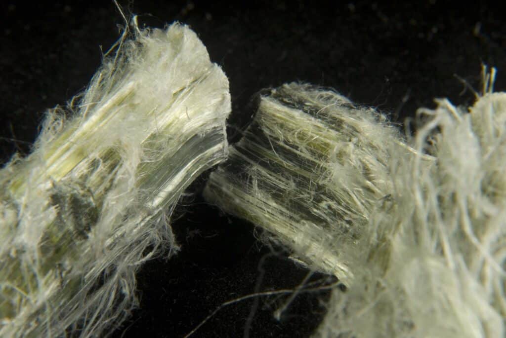 Asbest Formen: faseriges Asbestmineral in Nahaufnahme