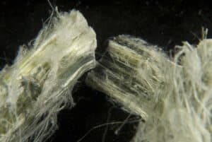Faseriges Asbestmineral in Nahaufnahme