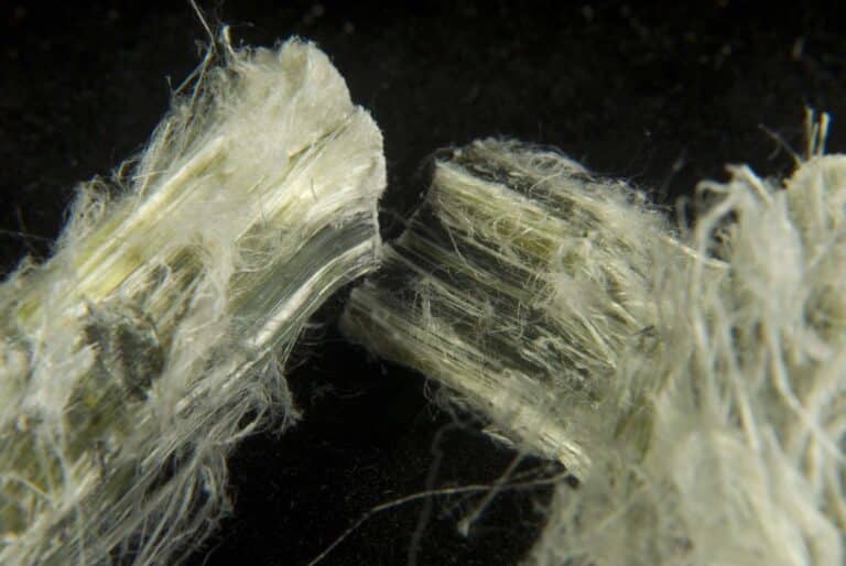 Faseriges Asbestmineral in Nahaufnahme