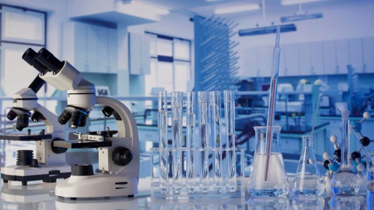 Mikroskop im Labor zur Auswertung von Material- und Luftproben