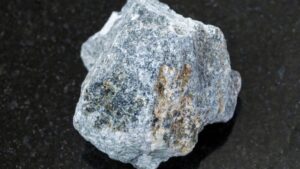 Gesteinsbrocken mit faserigen Mineralen