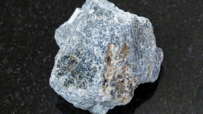 Gesteinsbrocken mit faserigen Mineralen