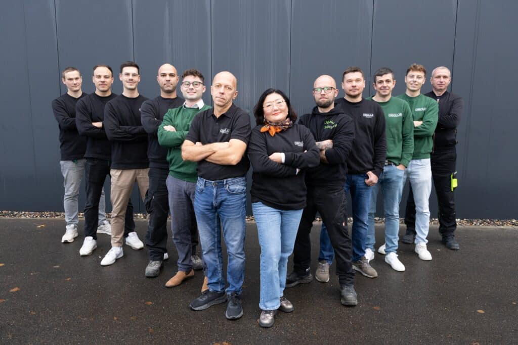 Das Team der Obolus Group vor dem Firmengebäude in Dresden