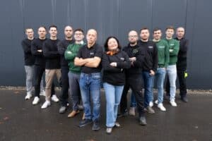 Das Team der Obolus Group vor dem Firmengebäude in Dresden
