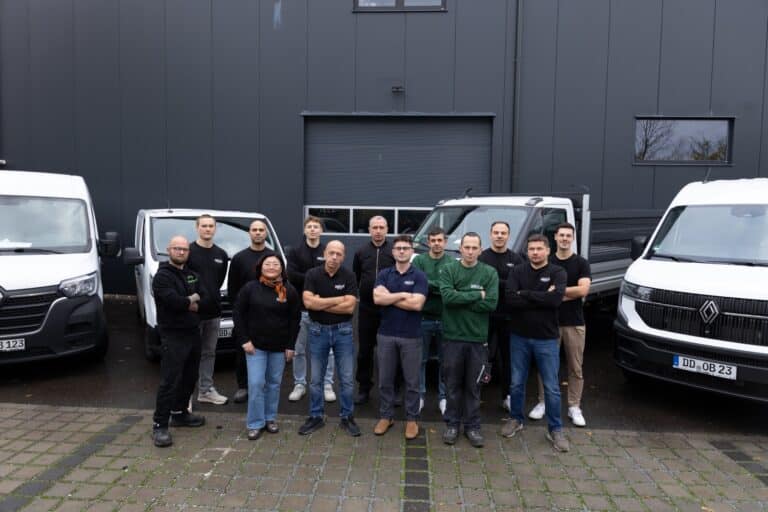 Das Obolus-Team mit Fahrzeugflotte vor der Halle in Dresden